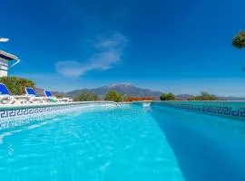 Las Alondras stunning lake views