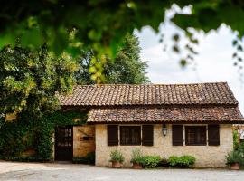 Cosy former bakery house with communal swimming pool, maison de vacances à Prayssac