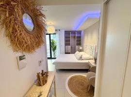 Magnifique studio bohème neuf cœur de ville, beach hotel in Antibes