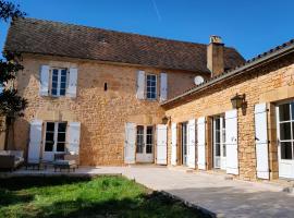 Maison en pierre avec piscine, khách sạn giá rẻ ở Lavergne