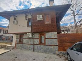 Private House - Garden & BBQ - Walk to Gondola, Hotel in Bansko