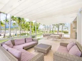 Beach front and beach access at Nueva Romana