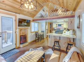 Cozy and Restful Cabin, Steps to Lake Almanor، فندق مع موقف سيارات في Lake Almanor