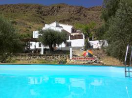 Casa 44, Delightful rural cottage with pool., hotel med parkering i Lubrín