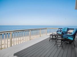 Queen Vic Beach House: 5 Mins to Vineyards & Farmstands, hotell i Wading River