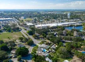 Cape Vista Getaway! Heated pool home minutes away from Anna Maria with grill!