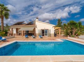 Chispas superb views heated pool, hotell i Los Romanes