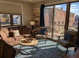 Downtown Traverse City Condo - Capri 209, beach hotel in Traverse City