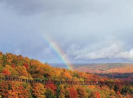 Mountain Villas Condo Retreat for 12، شقة في Boyne Falls