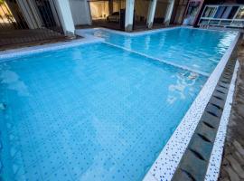 NYALI BEACH SEAVIEW FURNISHED APARTMENTS WITH SWIMMING POOL，蒙巴薩的公寓
