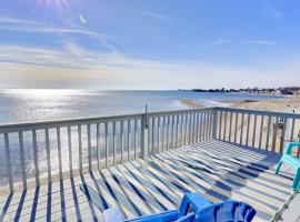 Cheerful 3 Bedroom Beach Front Cottage with Fire Place, cottage in Milford
