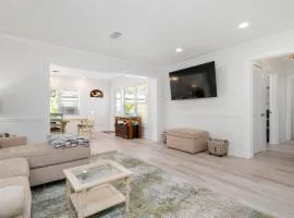 Coastal Vibes! Tropical heated pool home short drive to the beach