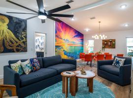 NEW! Blue Iguana! Tropical backyard oasis with heated pool, hot tub, fire table, and more!, hotel em Bradenton