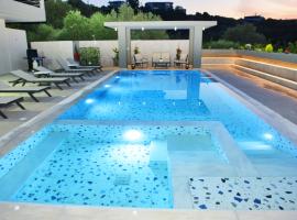 Villa with private pool Zambakas, hotel u gradu Kalithies