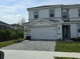 Dazzling 6 Bedroom home with Pool close to Disney