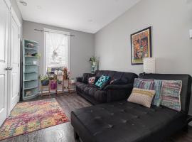 Mi Casa Su Casa, Heart of Downtown St. John's, 1 BDRM Apt with Backyard โรงแรมในเซนต์จอห์น