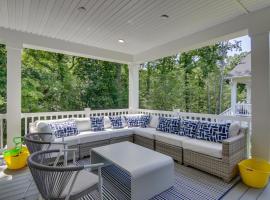 Luxe Rehoboth Beach House with Community Pool and Gym!, casa de campo em Rehoboth Beach