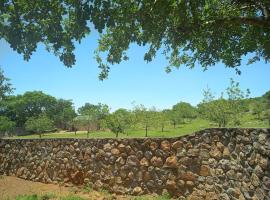 Two Bed Two Bath Cottage, cottage in Bulawayo