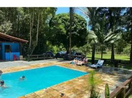 Casa de campo agradável com piscina, parquinho, lago, riacho, quadra, sinuca e mais!