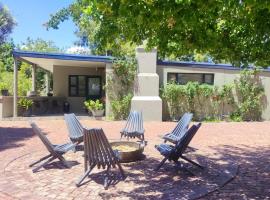 Blissful Country Garden King Bed Cottage, hotel v destinaci Grabouw