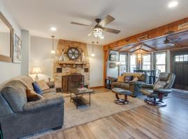 Cozy Clear Lake Home - Walk to Town and Boat Dock!، بيت عطلات في كلير ليك