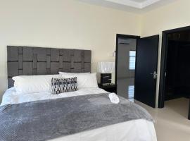 2 bed bungalow en-suite, with pool & gym, bungalow em Ocho Rios