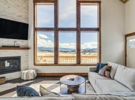 Meadowlark Mountain Club with Views of the Rockies, holiday home sa Bordenville