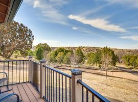 Canyon Rim Retreat with Private Yard and Hot Tub!, hytte i Amarillo