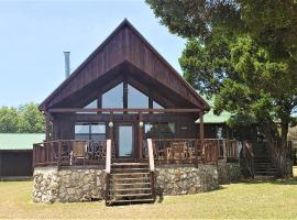 Bridgeview Lodge, vacation home in Whitney