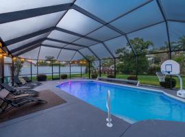 Cortez Chic! Private Heated Pool home, Cinema Room!, hotel em Bradenton