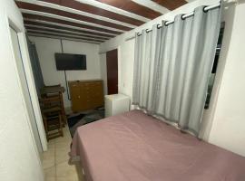 Suite 3, Casa Amarela, Terceiro Andar, hotel in Nova Iguaçu