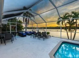 Casa Palma! Beautiful waterfront home with heated pool & dock!