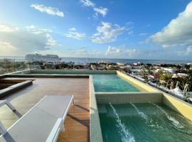 Brand new condo with Rooftop pool, sumarhús í Cozumel