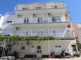 Apartments with a parking space Zivogosce - Blato, Makarska - 22253