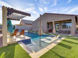 Goodyear Oasis with Outdoor Pool and Hot Tub!, casa de campo em Liberty