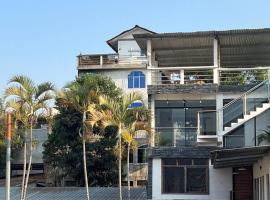 Casa con vista al lago y parqueo en la zona viva, hotell i San Pedro La Laguna