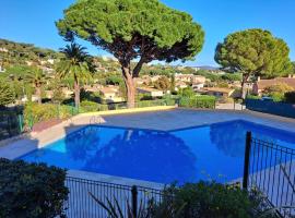 Mazet 45 m2 avec vue mer, hotell i Cavalaire-sur-Mer