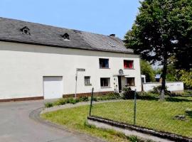 Spacious Holiday Home in Karl in Eifel with Sauna, hotel with parking in Karl