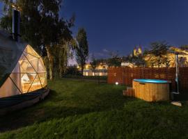 Unique Escape Glamping in the Heart of Prague with Hot Tub and Vysehrad Castle View, Hotel in Prag