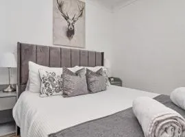 3-Bedroom Apartment Sleeps 5 I Free Parking in Central Rayleigh