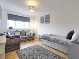 Spacious 3-Bedroom Apartment for 5 I Free Parking I Rayleigh Centre