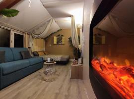 Le Cosy Fleuri, vue sur la montagne avec velux, hotell i Ustou