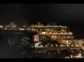 Galleu Hill Resort, Kufri Himalayan view resort, hotel com estacionamento em Cheog