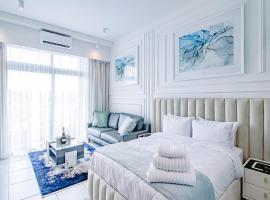 Menlyn Maine Luxury Apartments 11th & 14th floor with Balcony, hotel in Pretoria