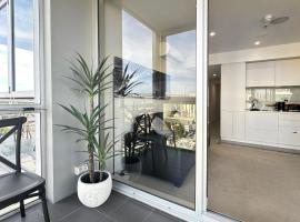 Penthouse Sky View Apartment CBD 2BR Apartment Balcony Spa Access Sleeps 6, Hotel in Adelaide