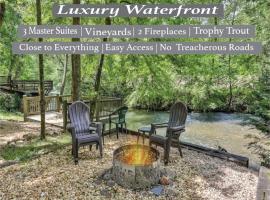 Luxury Babbling River Mtn Home - 3 Master Suites - Hot Tub - Great Price!, hotel in Ellijay
