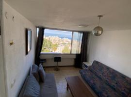 דירה גדולה ומרווחת עם נוף ישיר לכינרת והגולן, hotel in Tiberias