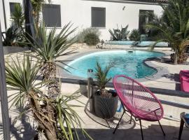 Partie de villa moderne avec piscine En option jaccuzi dans espace détente indépendant, cheap hotel in Villeneuve