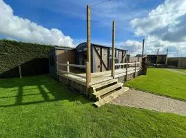 Maple Lodge Quirky Salvaged Railway Carriage with Hot Tub