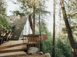 Shasta A Frame Cabin with a View, hotell med parkeringsplass i Lakehead
